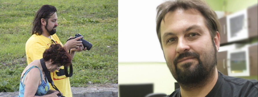 Zajęcia fotografii Macieja Myrdzio - instruktor i słuchaczka robią zdjęcia - z lewej portret fotografa