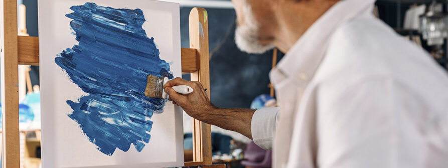 rysnuek i malrstwo Macieja Myrdzio słuchacz maluje obraz podczas zajęć w pracowni
