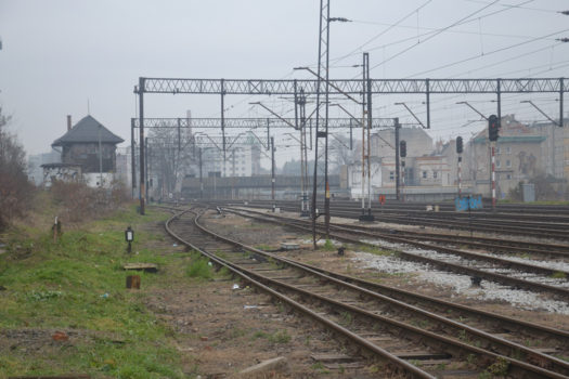 zdjęcie torowiska kolejowego z perspektywy szyn