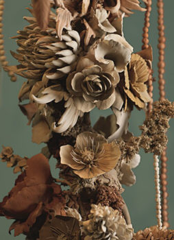 praca ceramiczna Phoebe Cummings z motywami roślinnymi