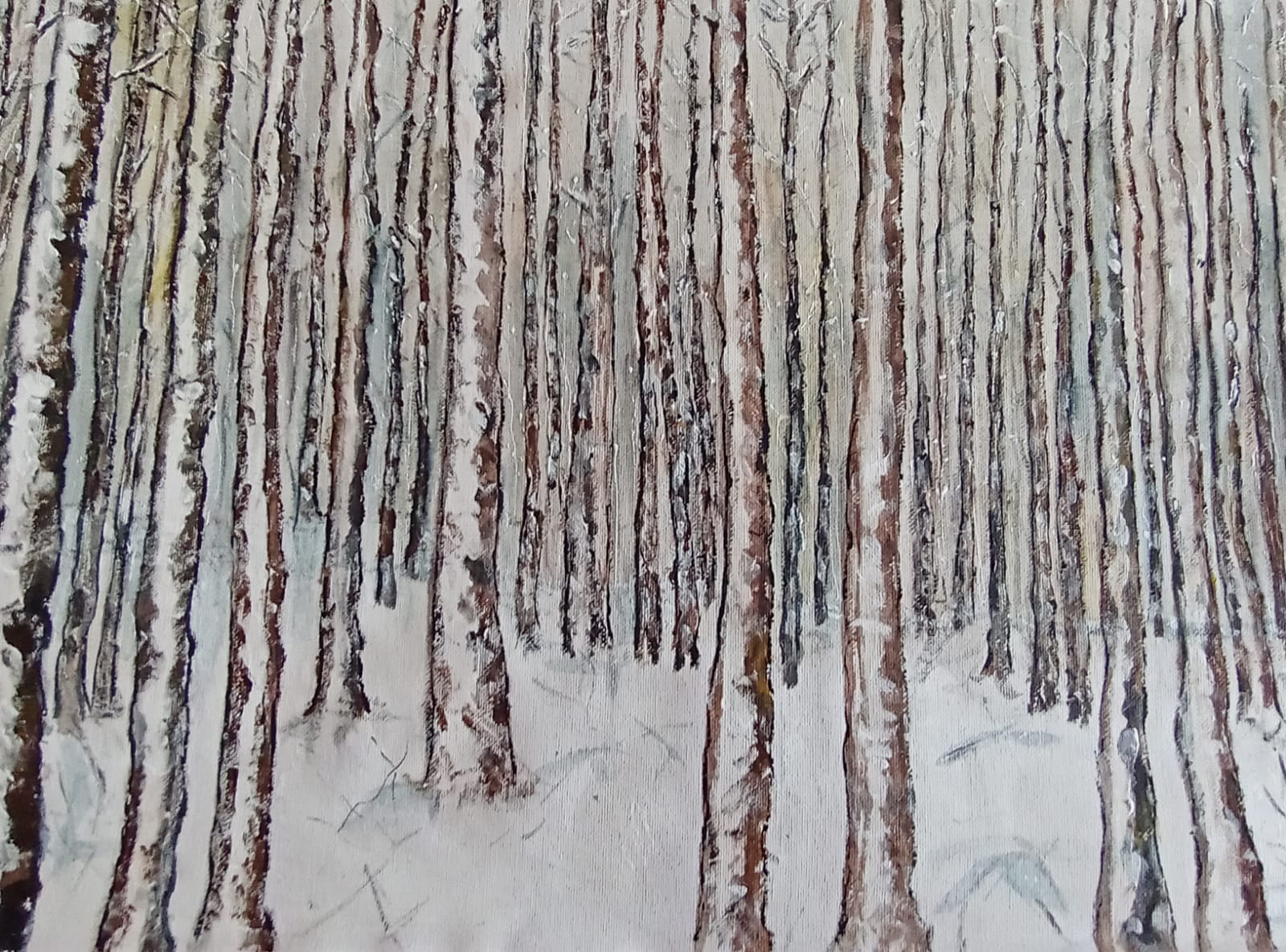 Drzewa w lesie zimowym, graficznie namalowane same ośnieżone pnie.