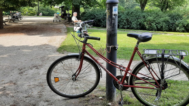 rower stojący obok latarni w parku