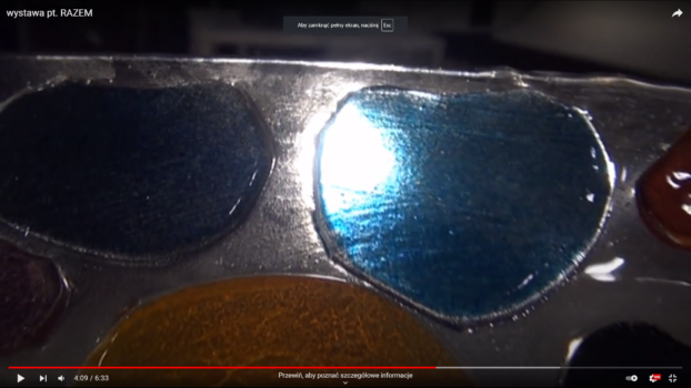 na zdjęciu zrzut z ekranu z youtube - przedstawia zbliżenie na kolorowe szkło artystyczne